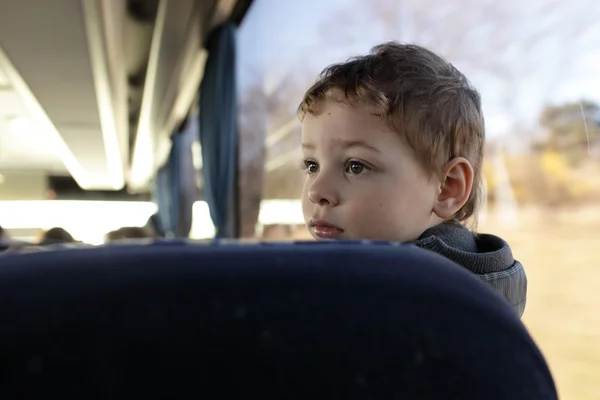 Criança em ônibus — Fotografia de Stock