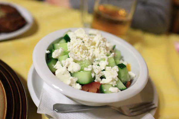 Griekse salade op een witte plaat — Stockfoto