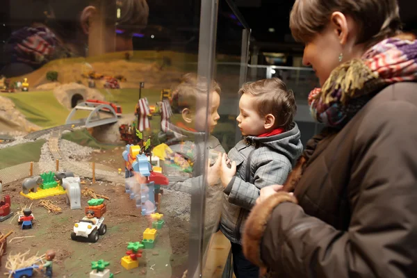 Семья смотрит на игрушечную ферму — стоковое фото