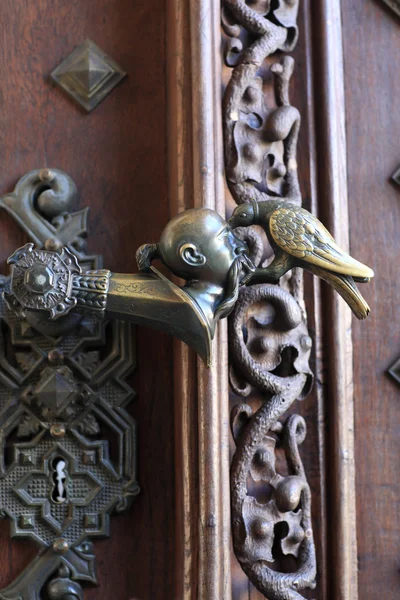 Door handle with a pigeon pecking a head — Stock Photo, Image