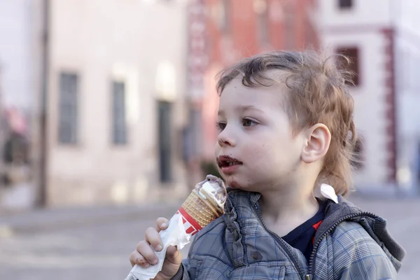 Ребёнок с рожком мороженого — стоковое фото