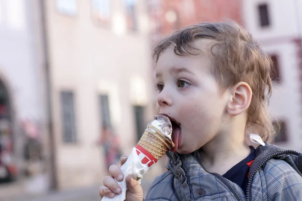 Мальчик лижет мороженое — стоковое фото