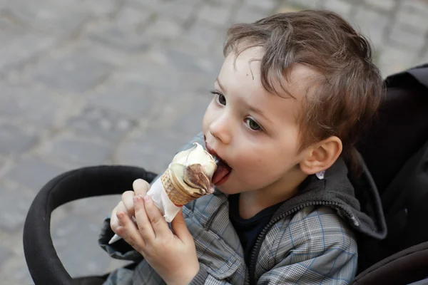 Enfant avec crème glacée — Photo