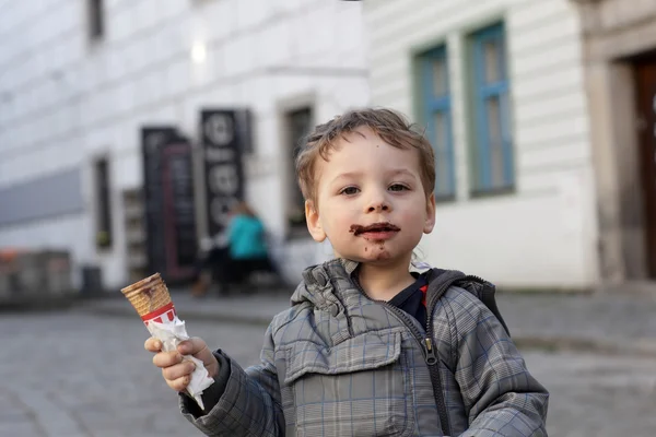 Ragazzo con cono gelato — Foto Stock