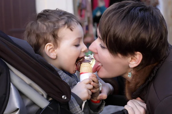 La famille lèche la glace — Photo