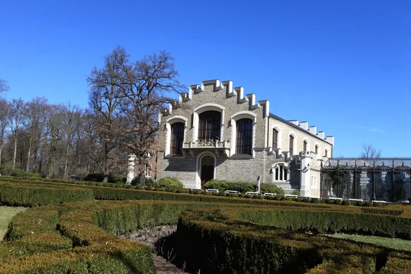 Anexo do castelo na cidade de Hluboka nad Vltavou — Fotografia de Stock