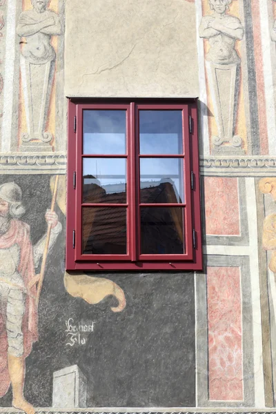 Gemalte Wand mit rotem Fenster — Stockfoto