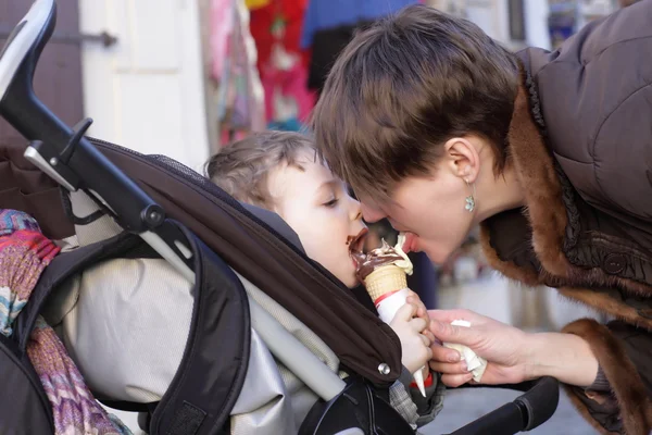 Mère et fils lèchent la crème glacée — Photo