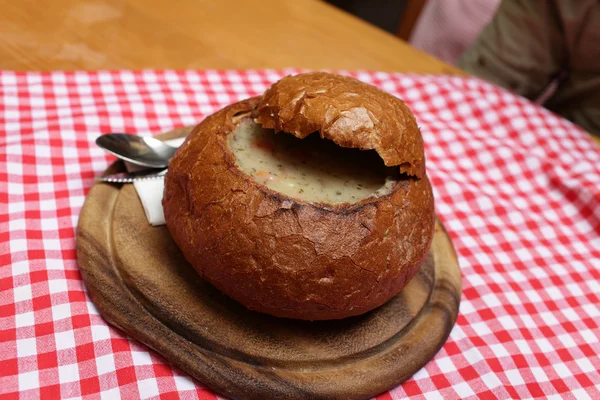 Goulash servido em panela de pão — Fotografia de Stock