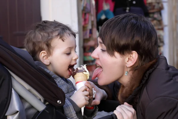 Figlio lecca gelato — Foto Stock