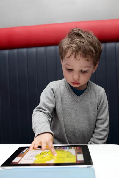 Menino brincando com tablet pc — Fotografia de Stock