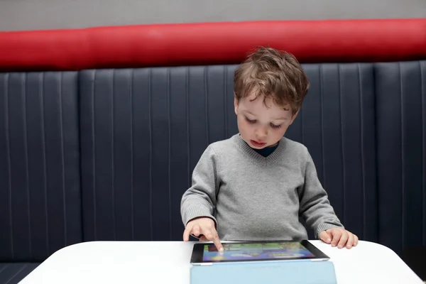 Criança brincando com tablet pc — Fotografia de Stock