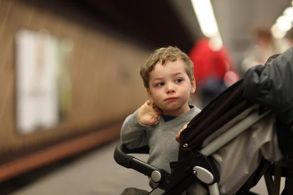 Niño en la estación de metro —  Fotos de Stock