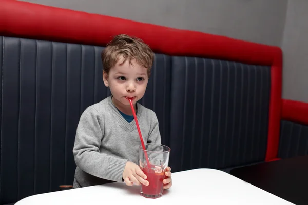 男孩喝果汁饮料 — 图库照片