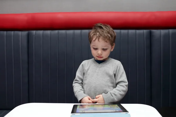 Criança brincando com tablet PC — Fotografia de Stock