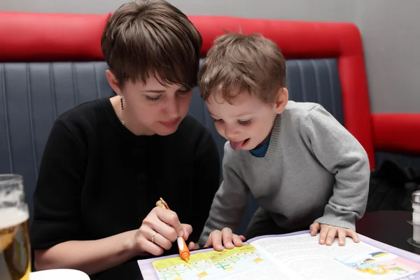 Madre e hijo con libro para colorear —  Fotos de Stock