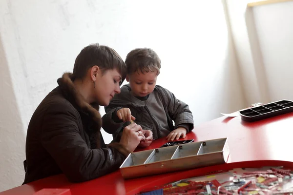 Madre con figlio giocare con il set di costruzione — Foto Stock