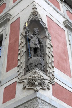 Roma Katolik parish köşede heykel