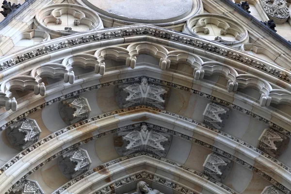 Details voor timpaan Sint-Vituskathedraal — Stockfoto