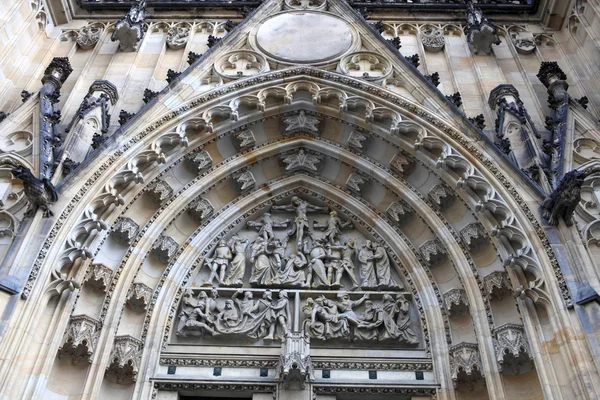 Uitzicht op timpaan st. Vituskathedraal — Stockfoto