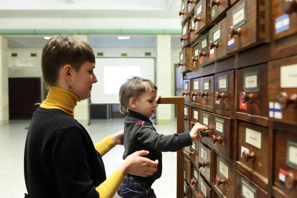 Niño jugando con archivador — Foto de Stock