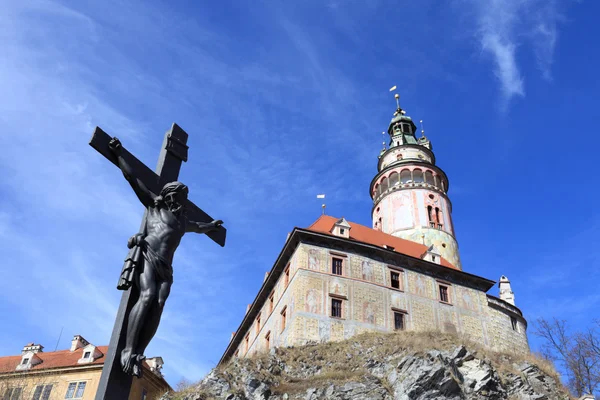 Vista do crucifixo perto do castelo de Cesky Krumlov — Fotografia de Stock
