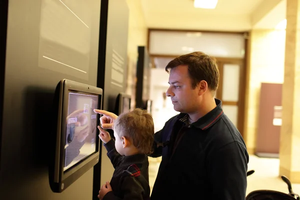 Father with son using touch screen — Stock Photo, Image