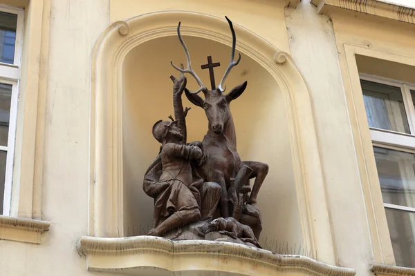 Sculpture de saint Hubert avec un cerf — Photo