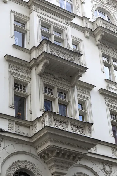 Beyaz bina Balkonlu — Stok fotoğraf