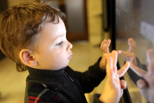 Dítě hraje s dotykovou obrazovkou — Stock fotografie