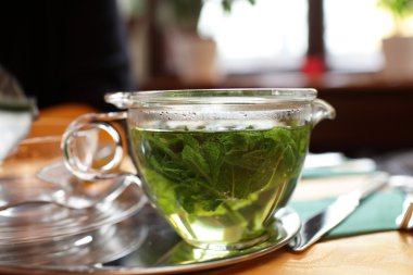 Bir fincan bitki çayı.