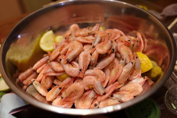 Boiled shrimp in metal plate — Stockfoto