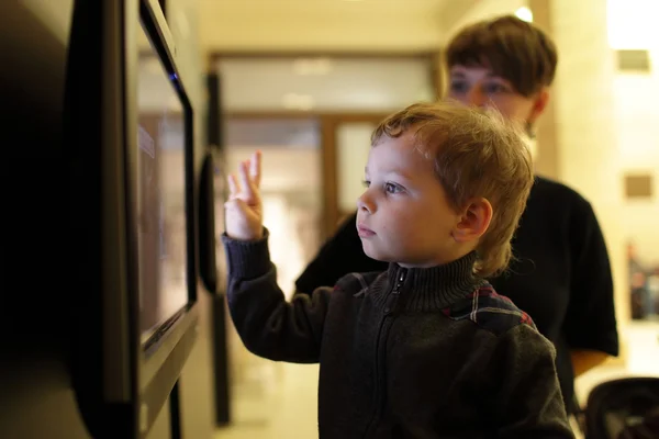 Mother and son playing with touch screen — Stock Photo, Image