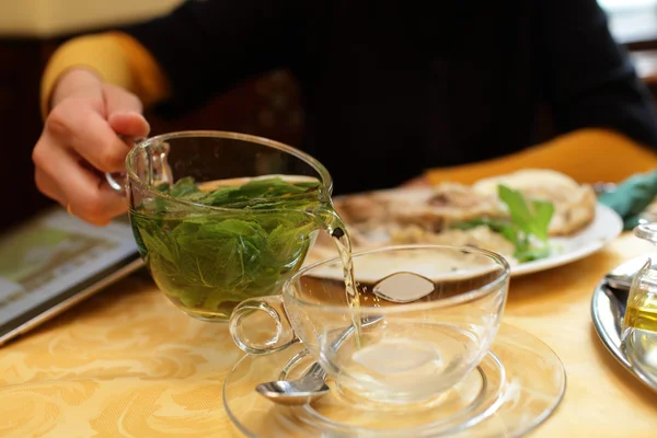 Person pouring mint tea — Stock Photo, Image