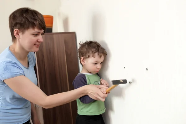 Mother and son with hammer — Stock Photo, Image