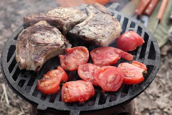 Domuz eti ve domates — Stok fotoğraf