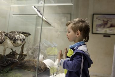 Kuş görünümlü çocuk