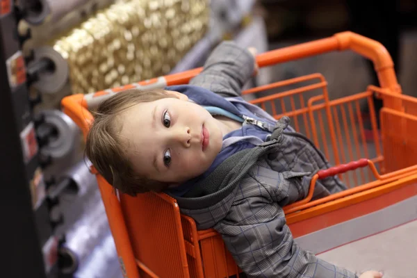 Niño en carrito de compras — Foto de Stock