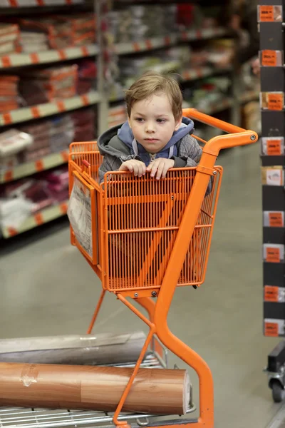 Kind im Einkaufswagen — Stockfoto