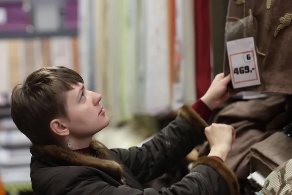 Fille dans les rideaux de magasin — Photo