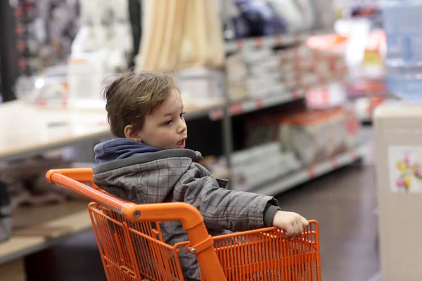 Dziecko w wózek na zakupy — Zdjęcie stockowe