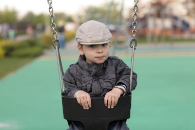çocuğun salıncak üzerinde