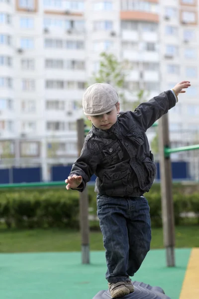 Child balancing — Stock Photo, Image