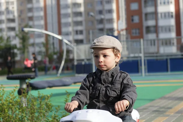 Bambino in bici giocattolo — Foto Stock