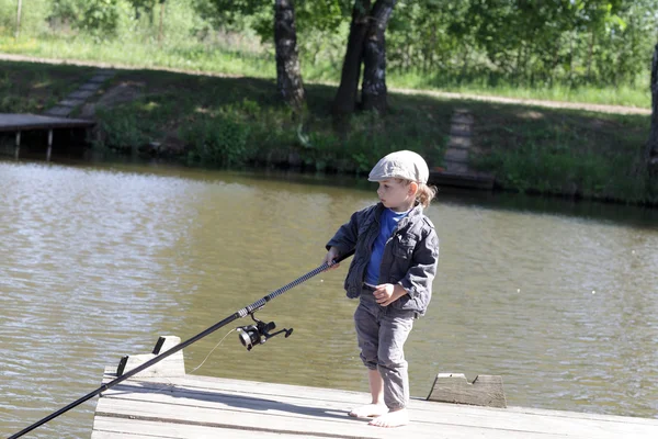 Rapaz pesca — Fotografia de Stock