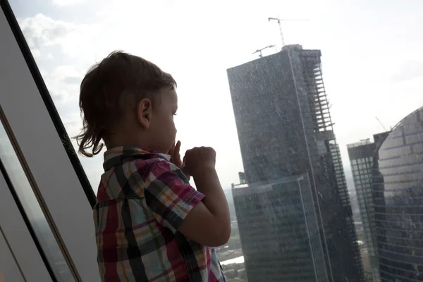 Boy looking at skyscrapers — Stock Photo, Image