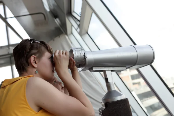 Rodina hledá prostřednictvím platit dalekohled — Stock fotografie