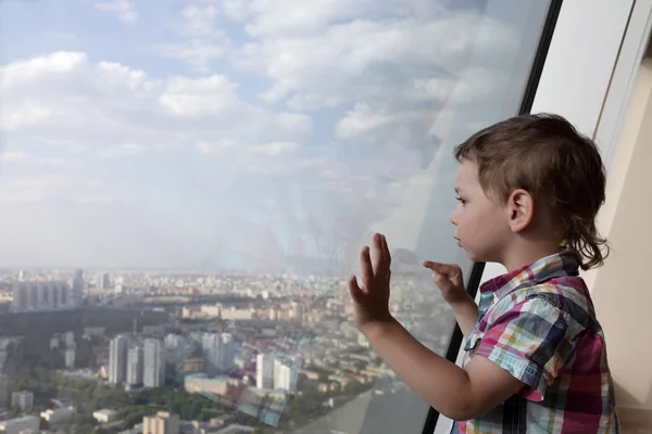 Ragazzo che guarda Mosca — Foto Stock