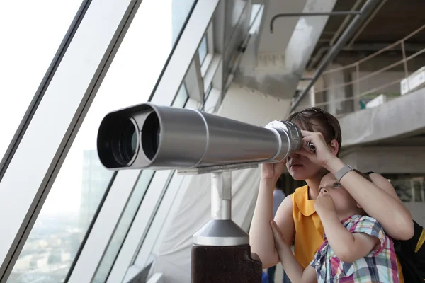 Matka a syn, Odhlédneme-li platit dalekohled — Stock fotografie