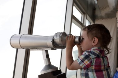 Çocuk ödeme dürbün ile seyir